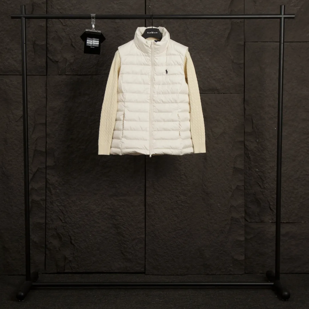 P340 Actual Photos [Popular in Winter] Style No.: 25125# Color: Black/Navy Blue/Almond Size: S-XL - Ralph Lauren/Ralph Lauren 2025FW Popular Winter Item Stand Collar Three-Zip Couple Style Rib Down Vest Vest - Craftsmanship 400T diamond-proof nylon on the face Grid down filling inside 400T high-density gallbladder isolation - Correct slightly waisted version on both sides The placket is made of cotton webbing and has double zipper pockets on both sides - RL's hottest vest this year. Out of stock at counters. A treasure item with a winter atmosphere. It comes in three basic colors. It can be worn by both men and women, especially the creamy white with a warm red feel. Comes with a beauty filter, which girls love. The overall fluffiness is just right. It is light and not bloated. It is very chill. It can enhance the overall fashion sense whether worn outside or inside.